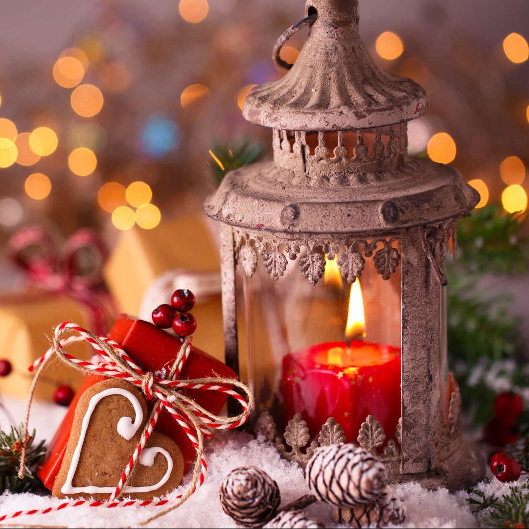 candle_with_decoration_in_shallow_background_of_yellow_lights_hd_christmas_wallpaper_desktop